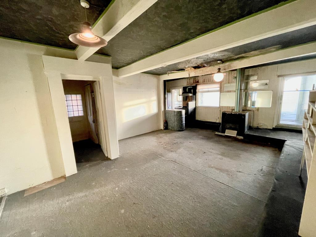Lot: 130 - DETACHED MIXED USE PROPERTY WITH MOORINGS AT REAR - Living room on first floor